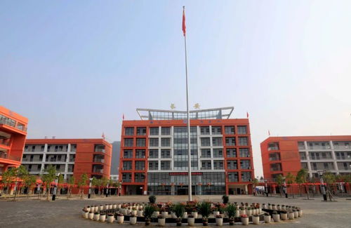 开学季,县领导到各中学检查开学工作